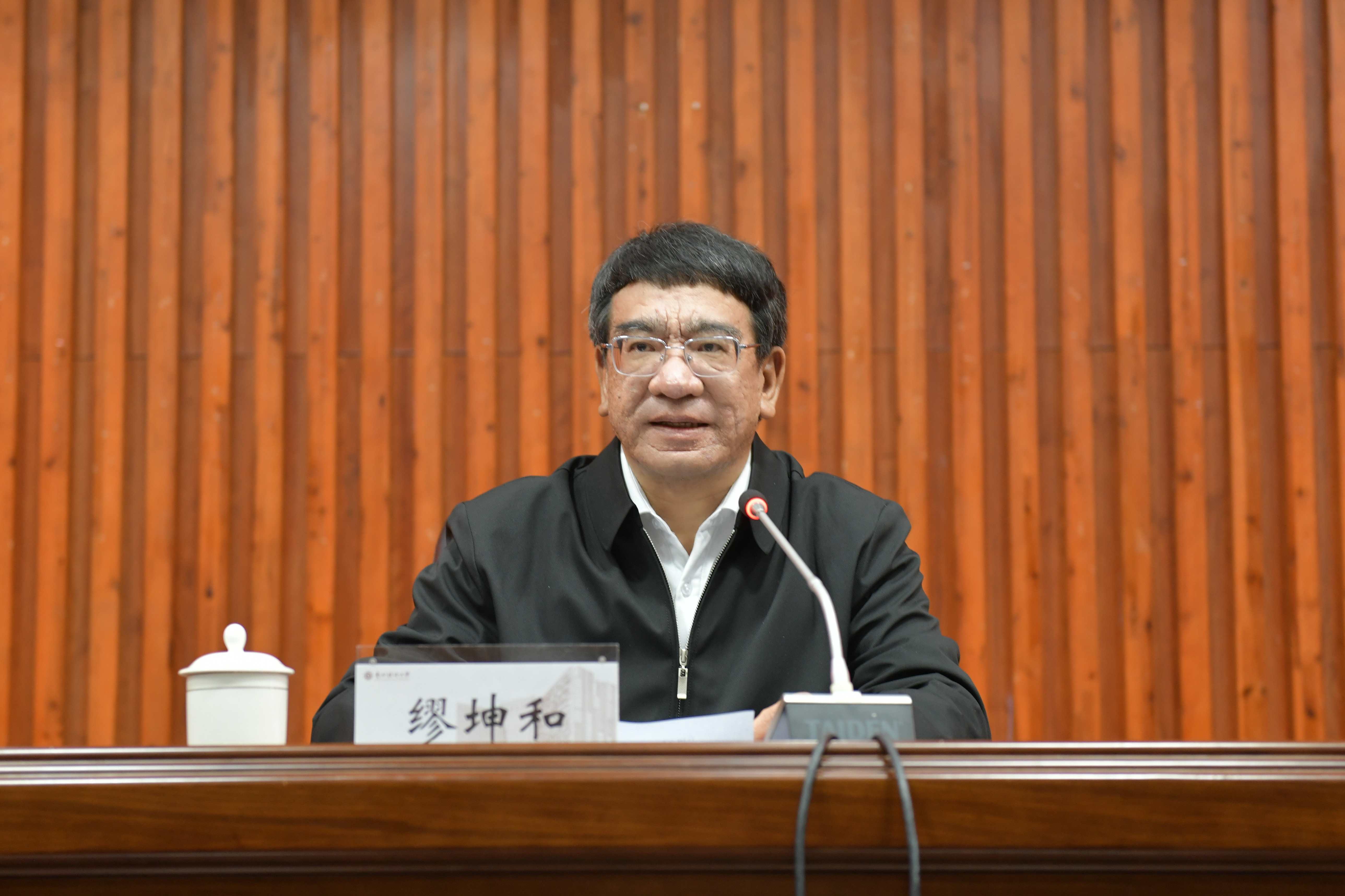 校党委举办树立和践行正确政绩观学习教育读书班开班式暨专题辅导